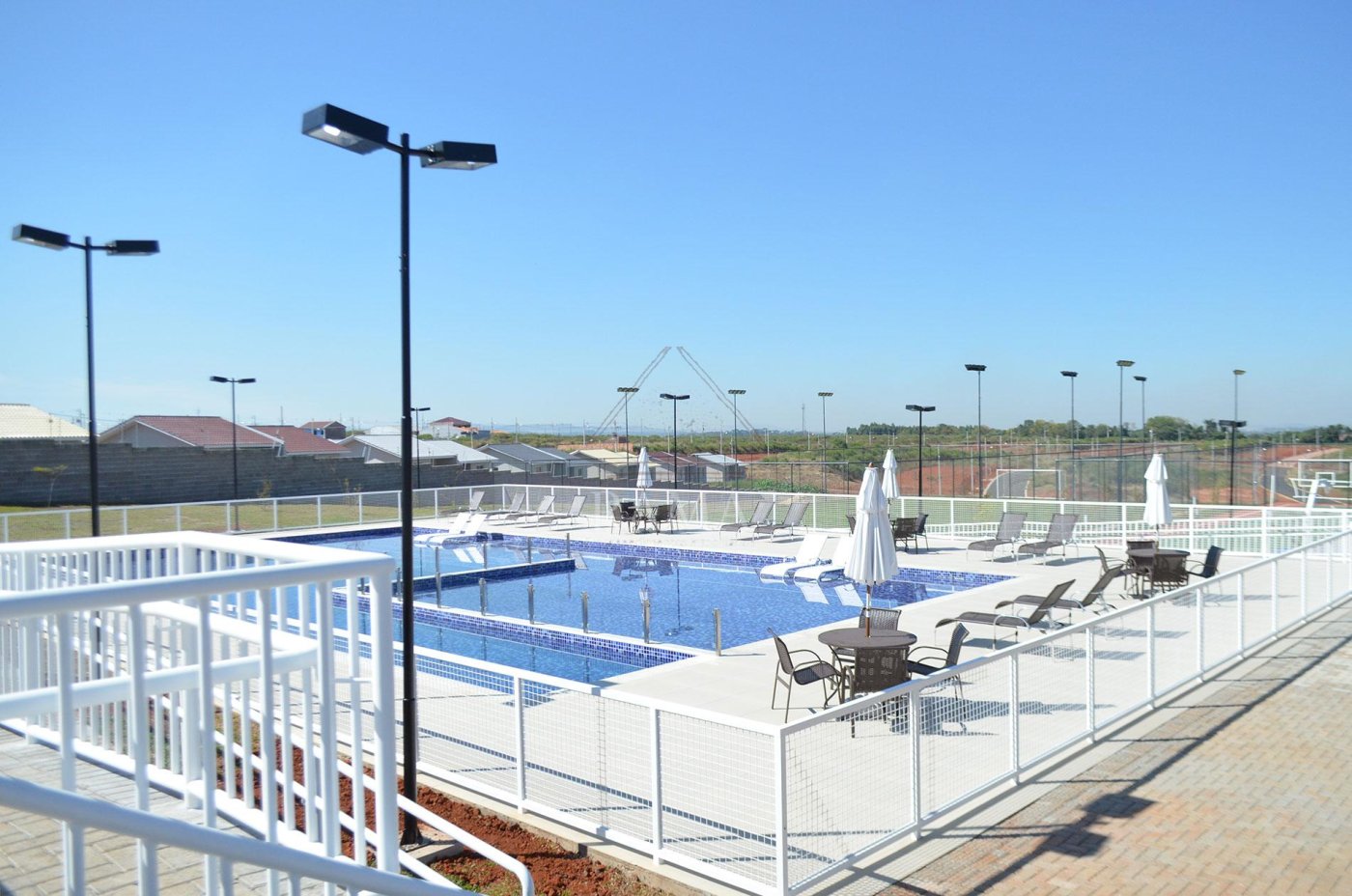 Casa planejada Condomínio apx. 180m² c/ 3 Quartos, fachada imponente e quintal..