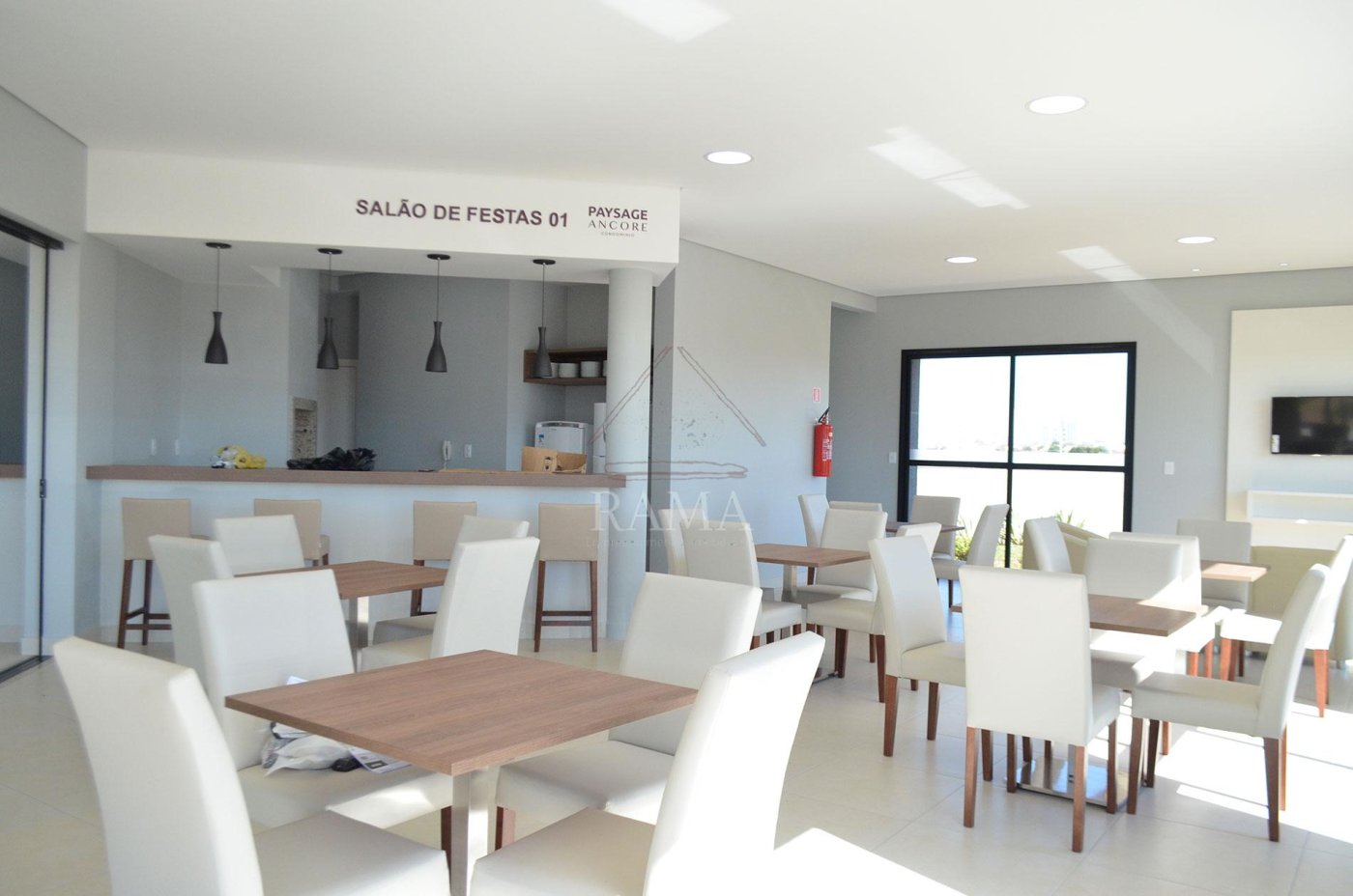 Casa Térrea em Condomínio com 3 Quartos, Suíte, 2 vagas, semi-mobiliada