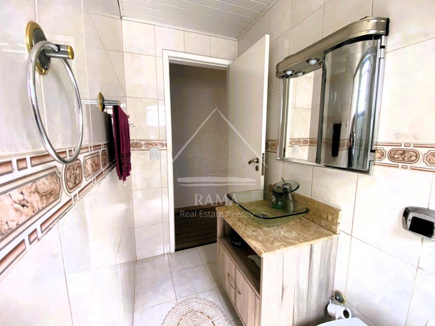 Casa em Oficinas, 3 Quartos, um deles Suíte, 3 vagas, semi-mobiliada