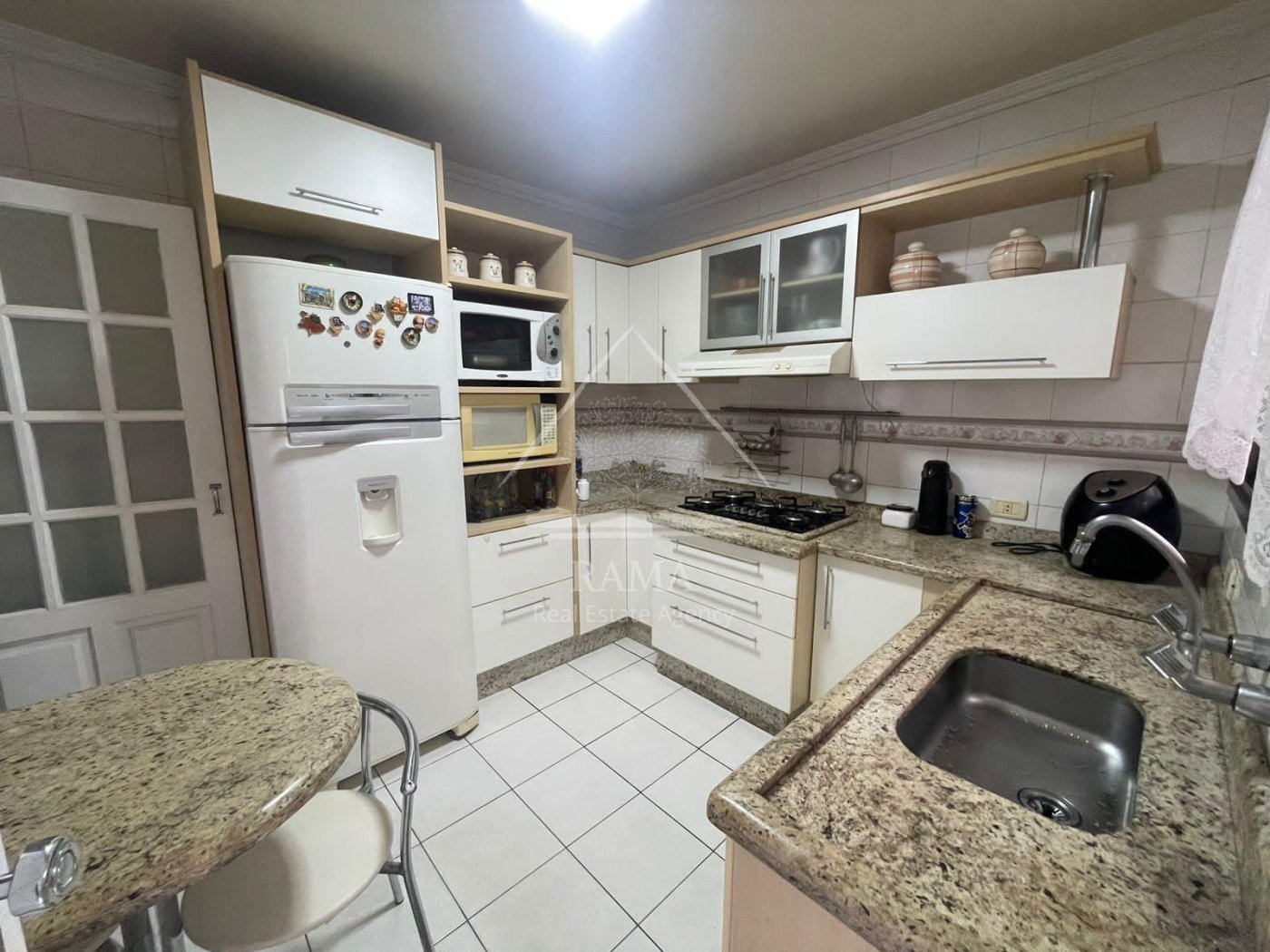 Casa em Oficinas, 3 Quartos, um deles Suíte, 3 vagas, semi-mobiliada