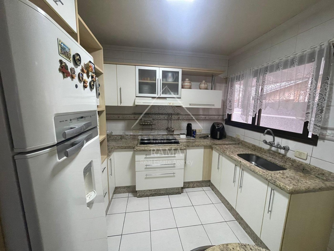 Casa em Oficinas, 3 Quartos, um deles Suíte, 3 vagas, semi-mobiliada