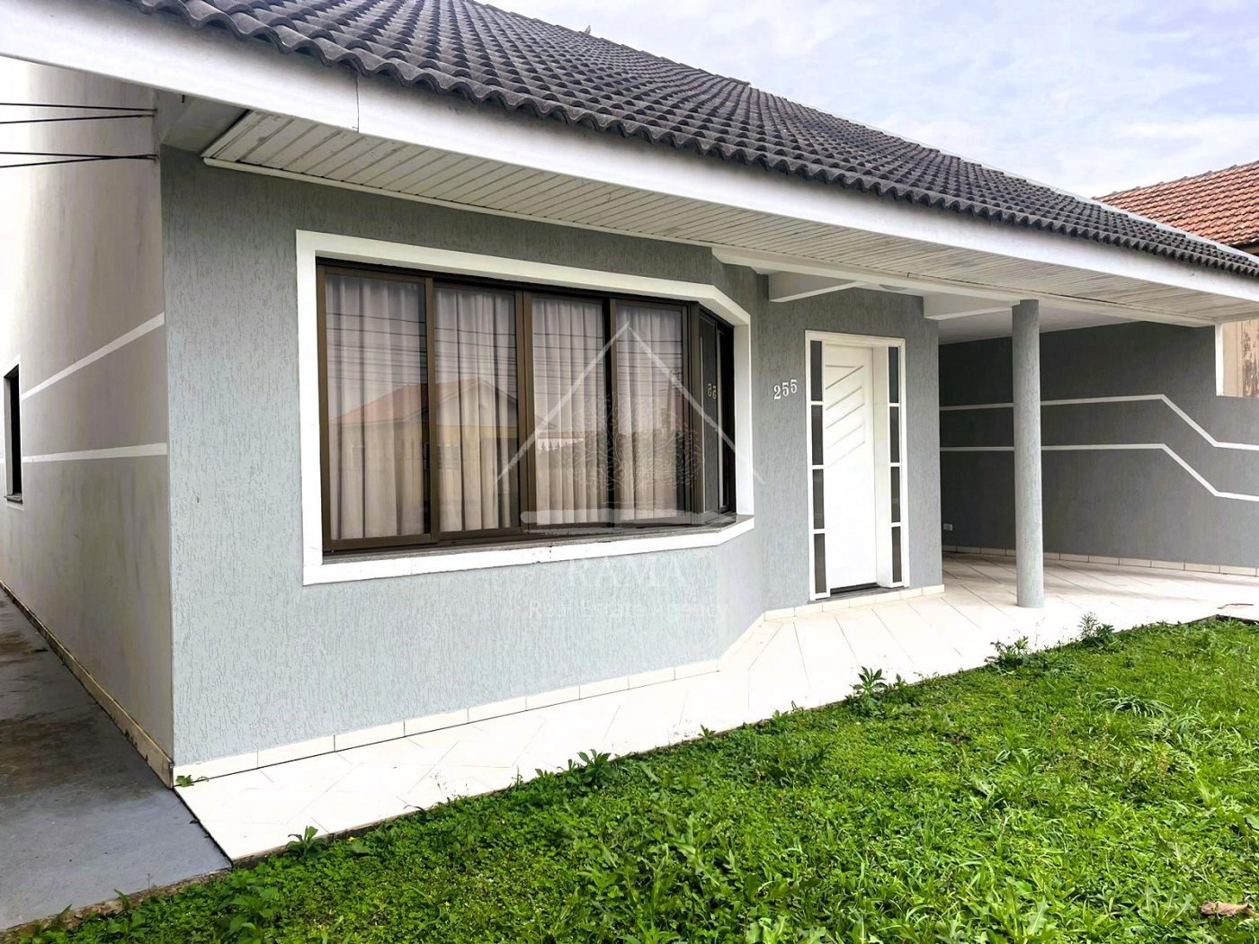 Casa em Oficinas, 3 Quartos, um deles Suíte, 3 vagas, semi-mobiliada