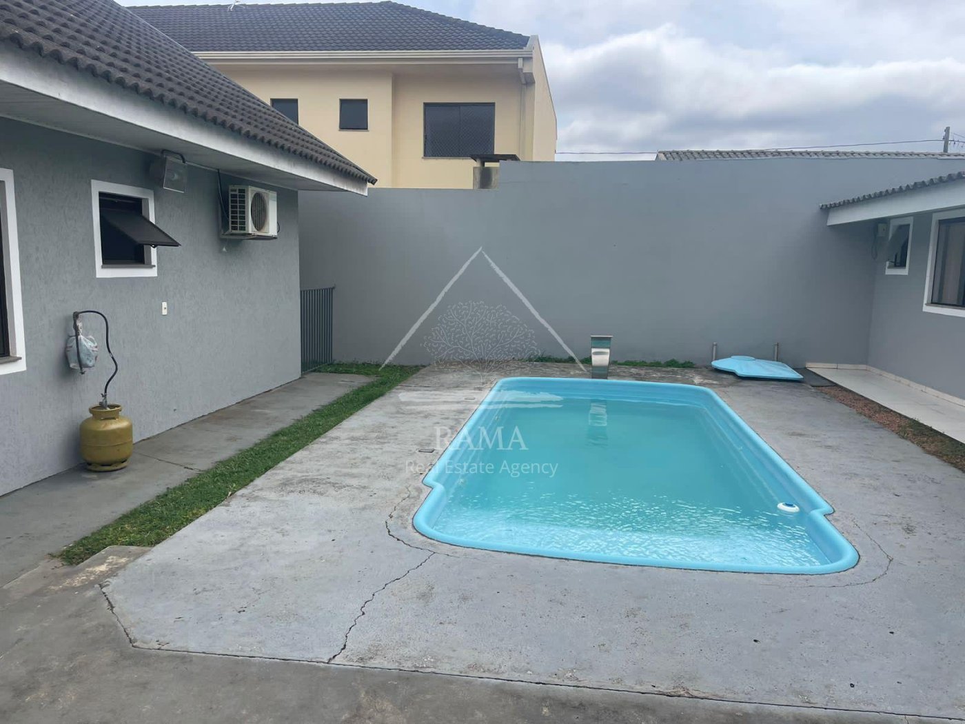 Casa em Oficinas, 3 Quartos, um deles Suíte, 3 vagas, semi-mobiliada