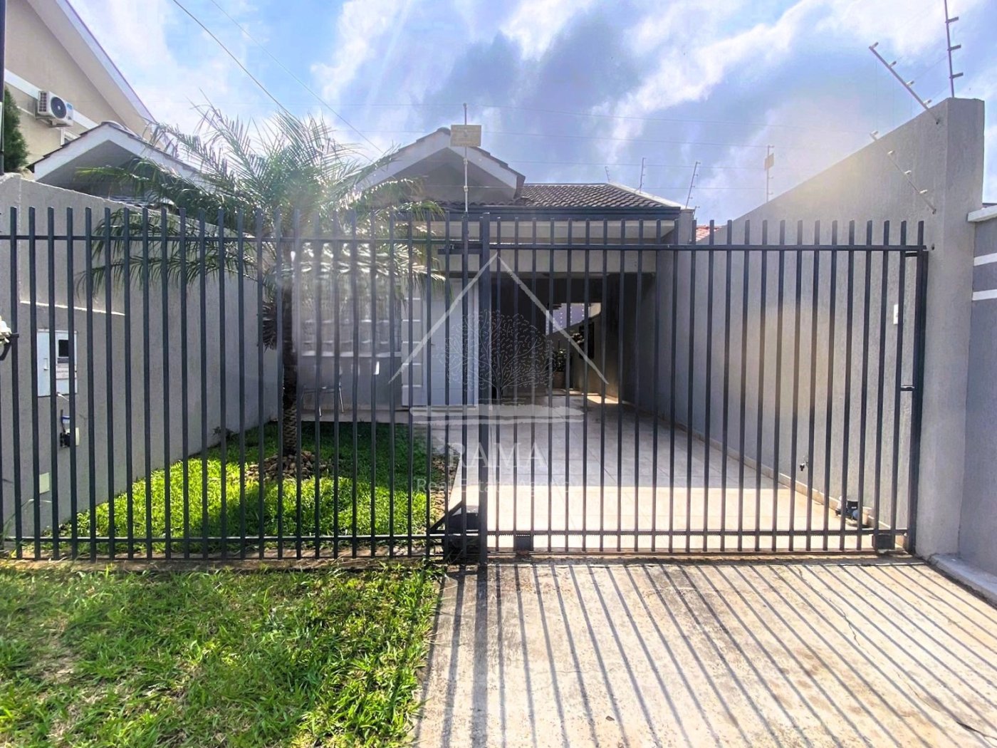Casa aprox. 110m² com 3 Quartos, Suíte, 2 vagas e quintal no Jd. Carvalho!
