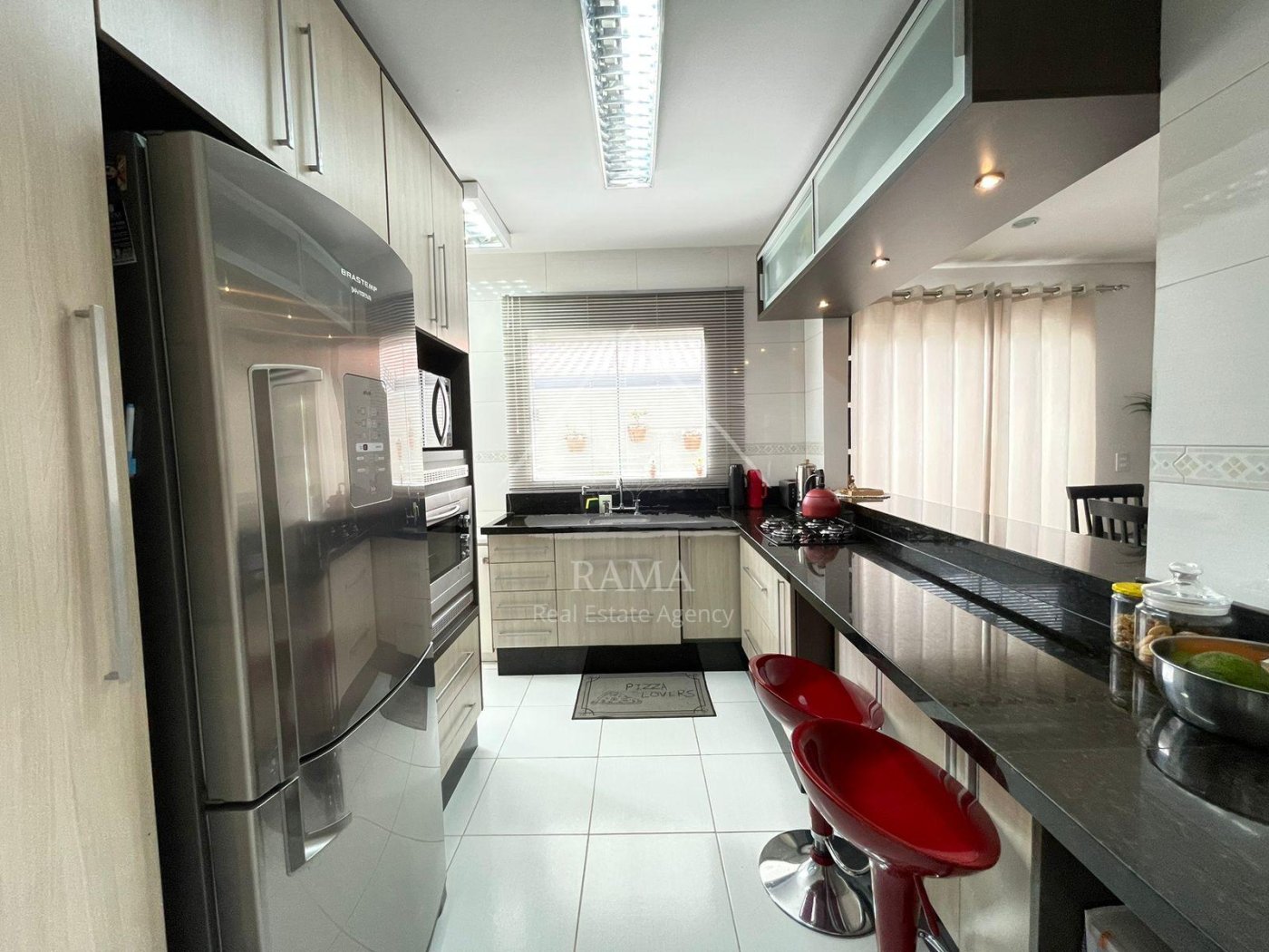 Casa aprox. 110m² com 3 Quartos, Suíte, 2 vagas e quintal no Jd. Carvalho!