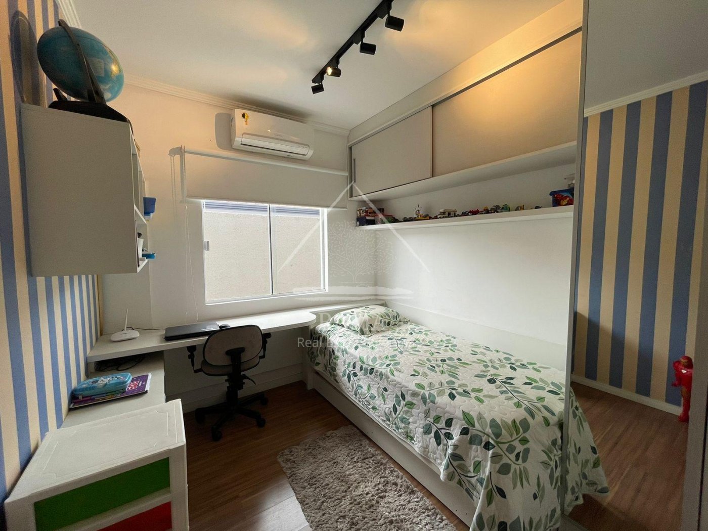 Casa aprox. 110m² com 3 Quartos, Suíte, 2 vagas e quintal no Jd. Carvalho!