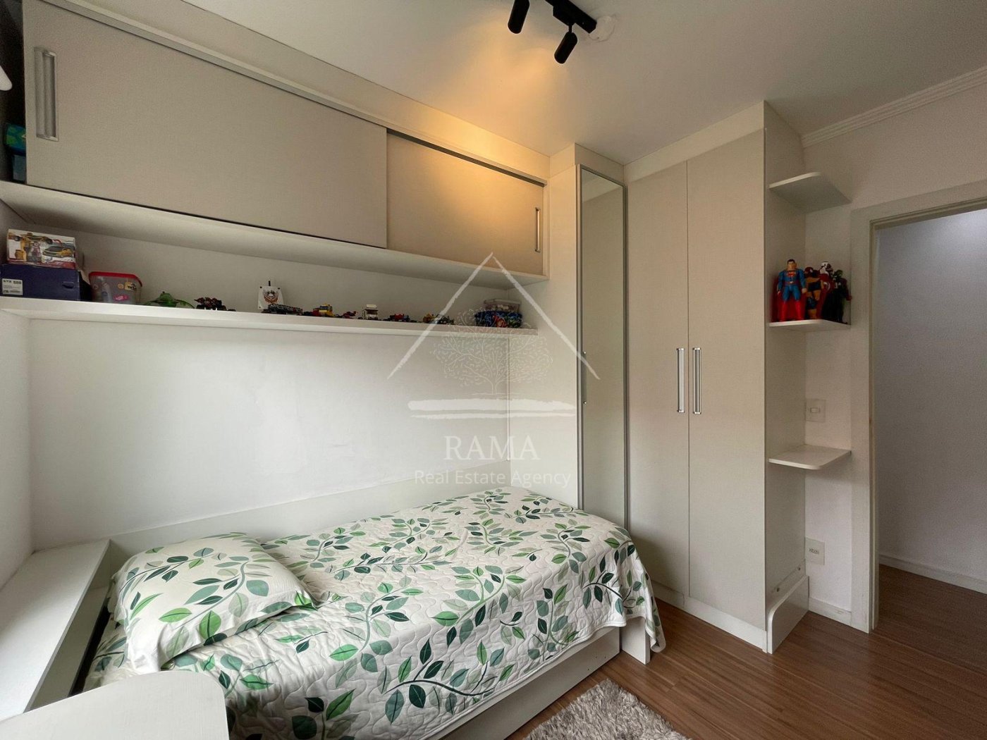 Casa aprox. 110m² com 3 Quartos, Suíte, 2 vagas e quintal no Jd. Carvalho!