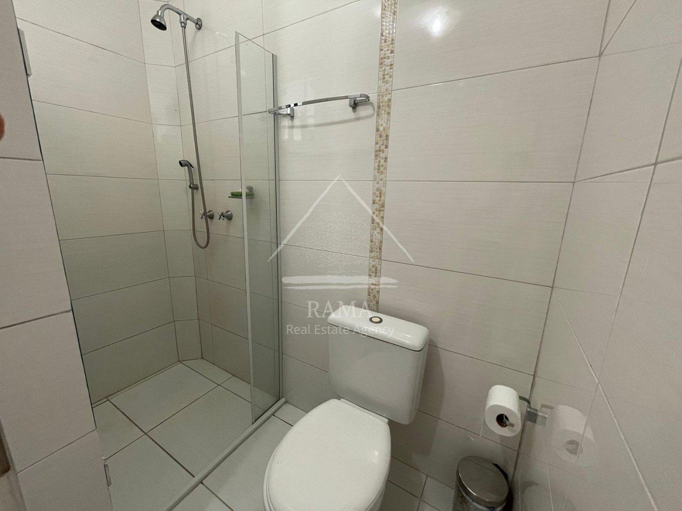 Casa aprox. 110m² com 3 Quartos, Suíte, 2 vagas e quintal no Jd. Carvalho!