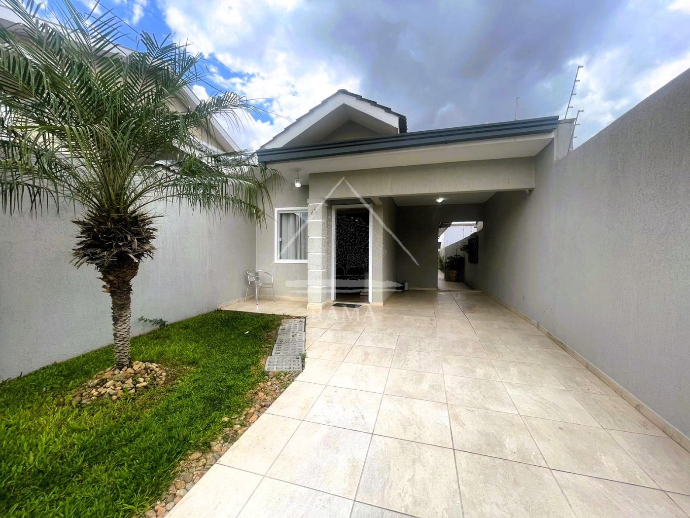 Casa aprox. 110m² com 3 Quartos, Suíte, 2 vagas e quintal no Jd. Carvalho!