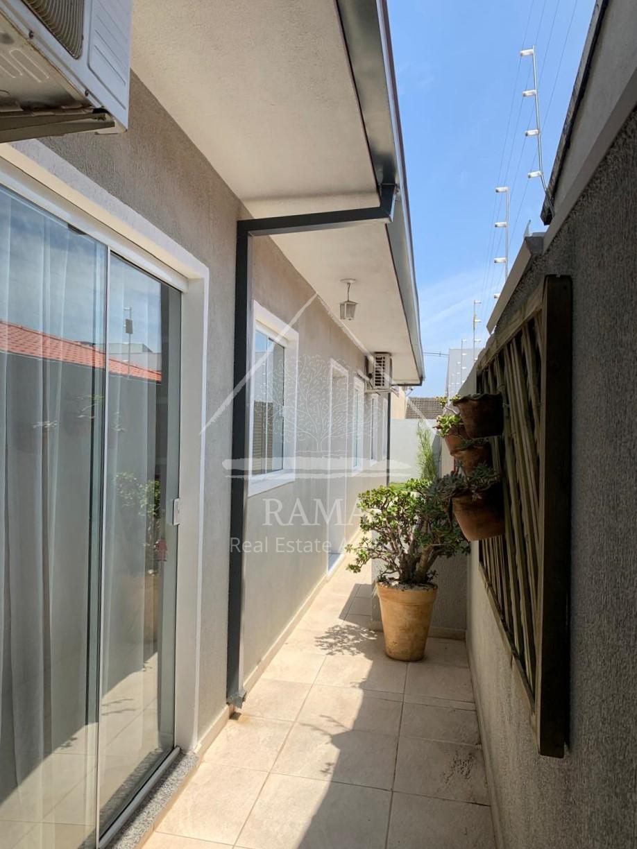 Casa aprox. 110m² com 3 Quartos, Suíte, 2 vagas e quintal no Jd. Carvalho!