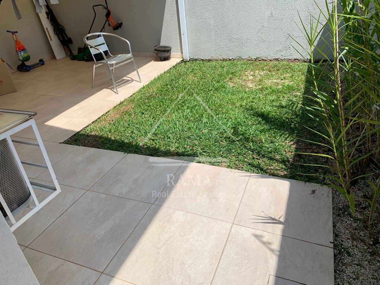 Casa aprox. 110m² com 3 Quartos, Suíte, 2 vagas e quintal no Jd. Carvalho!