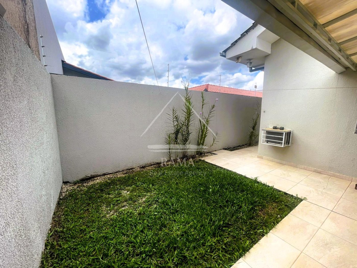 Casa aprox. 110m² com 3 Quartos, Suíte, 2 vagas e quintal no Jd. Carvalho!