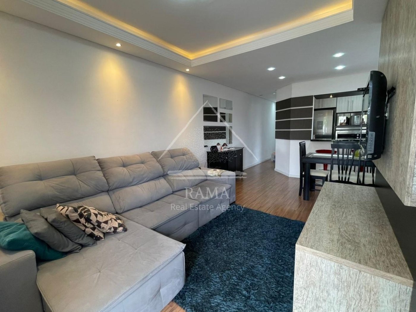 Casa aprox. 110m² com 3 Quartos, Suíte, 2 vagas e quintal no Jd. Carvalho!