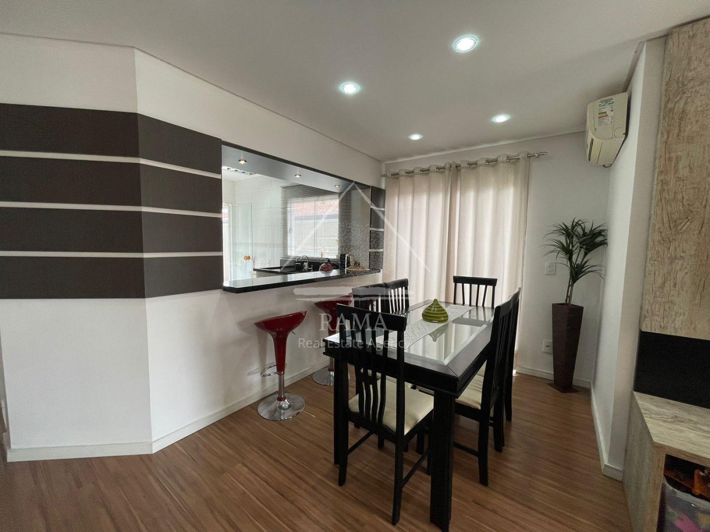 Casa aprox. 110m² com 3 Quartos, Suíte, 2 vagas e quintal no Jd. Carvalho!