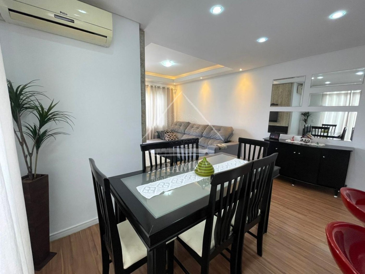 Casa aprox. 110m² com 3 Quartos, Suíte, 2 vagas e quintal no Jd. Carvalho!
