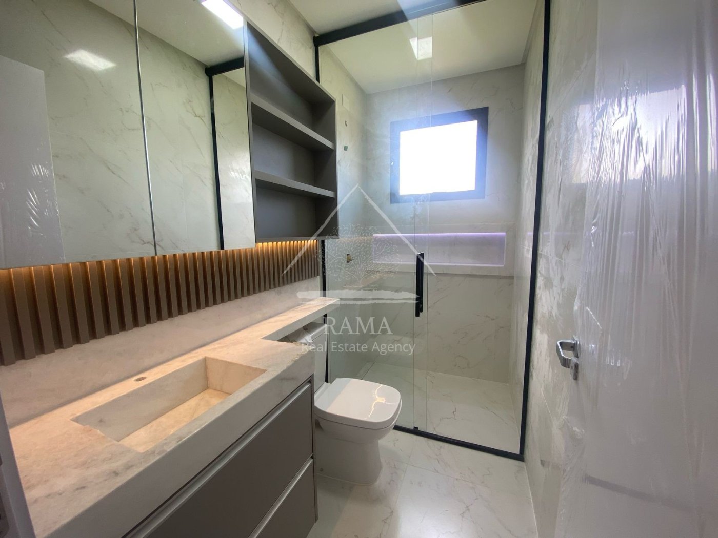 Casa de Alto Padrão para aluguel no Terras Alphaville, 3 Suítes, 4 vagas.