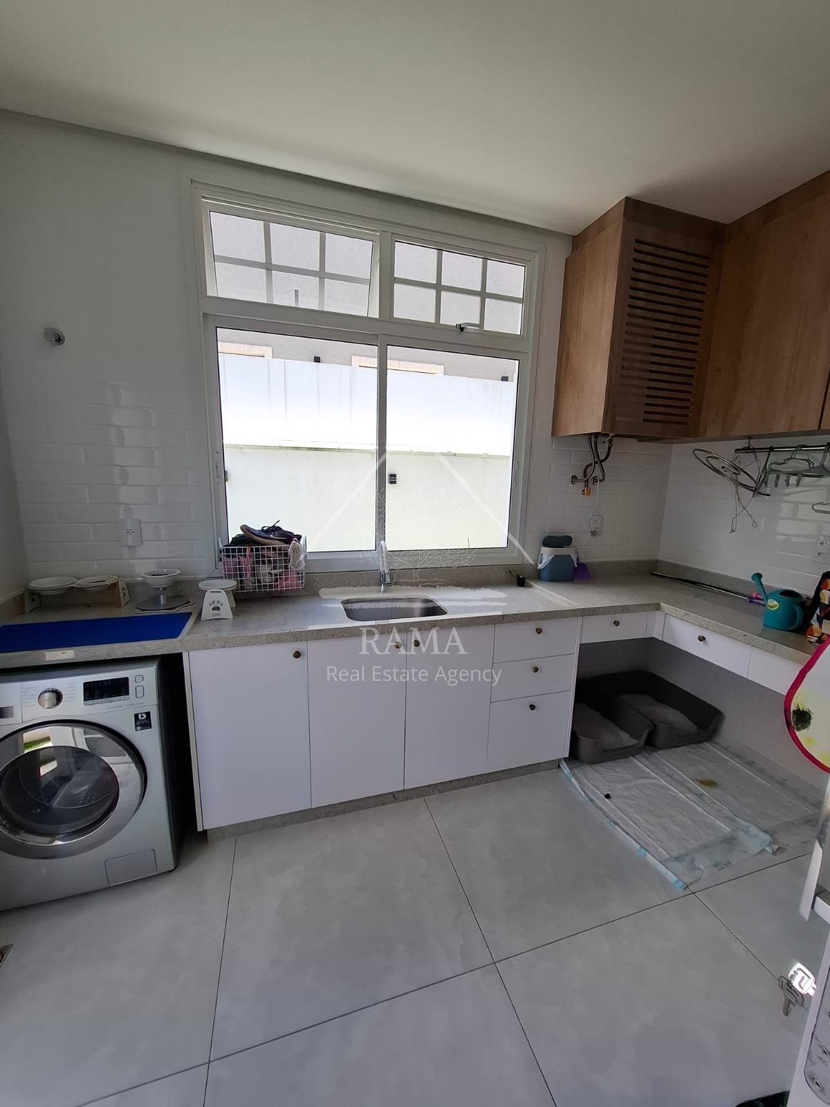 Casa planejada Condomínio apx. 180m² c/ 3 Quartos, fachada imponente e quintal..