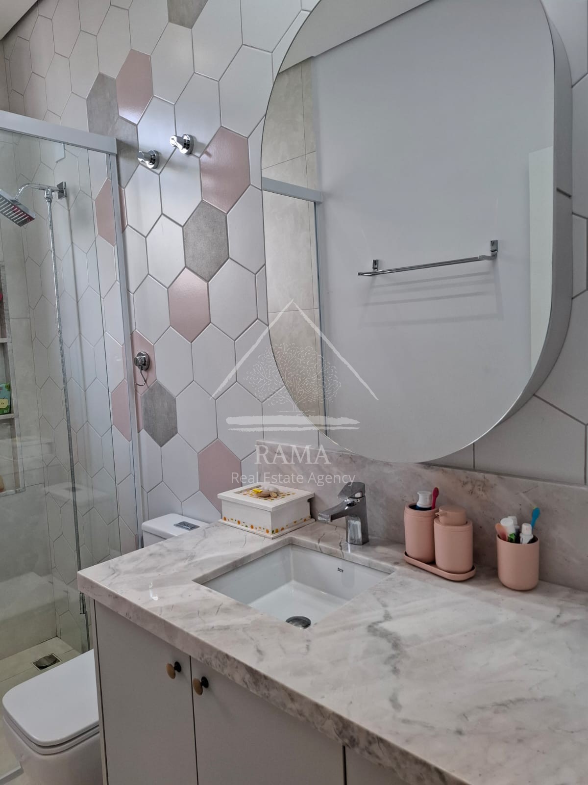 Casa planejada Condomínio apx. 180m² c/ 3 Quartos, fachada imponente e quintal..