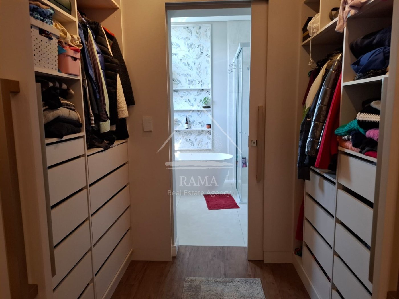 Casa planejada Condomínio apx. 180m² c/ 3 Quartos, fachada imponente e quintal..