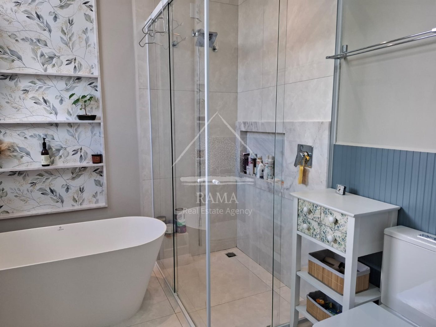 Casa planejada Condomínio apx. 180m² c/ 3 Quartos, fachada imponente e quintal..