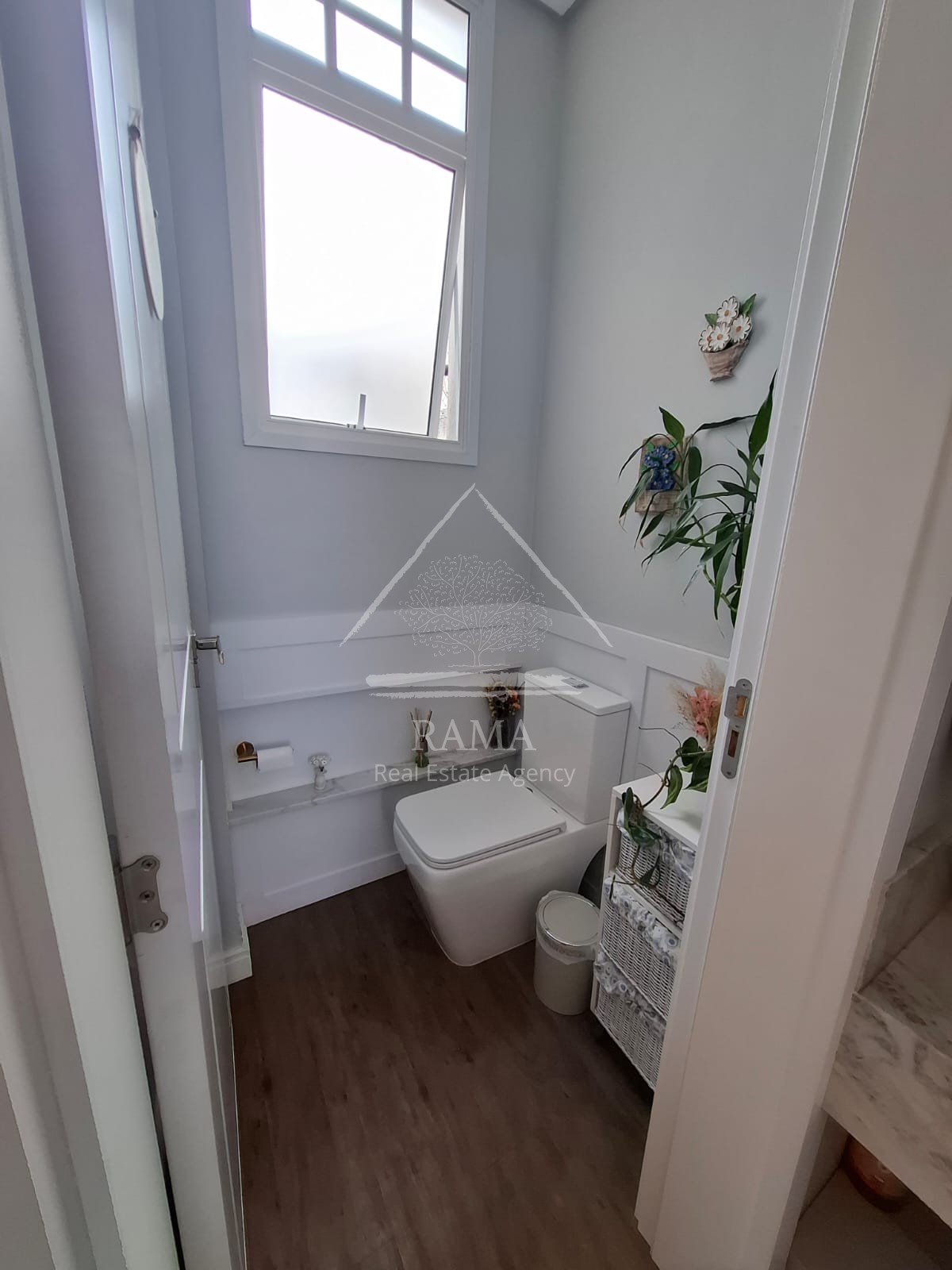 Casa planejada Condomínio apx. 180m² c/ 3 Quartos, fachada imponente e quintal..