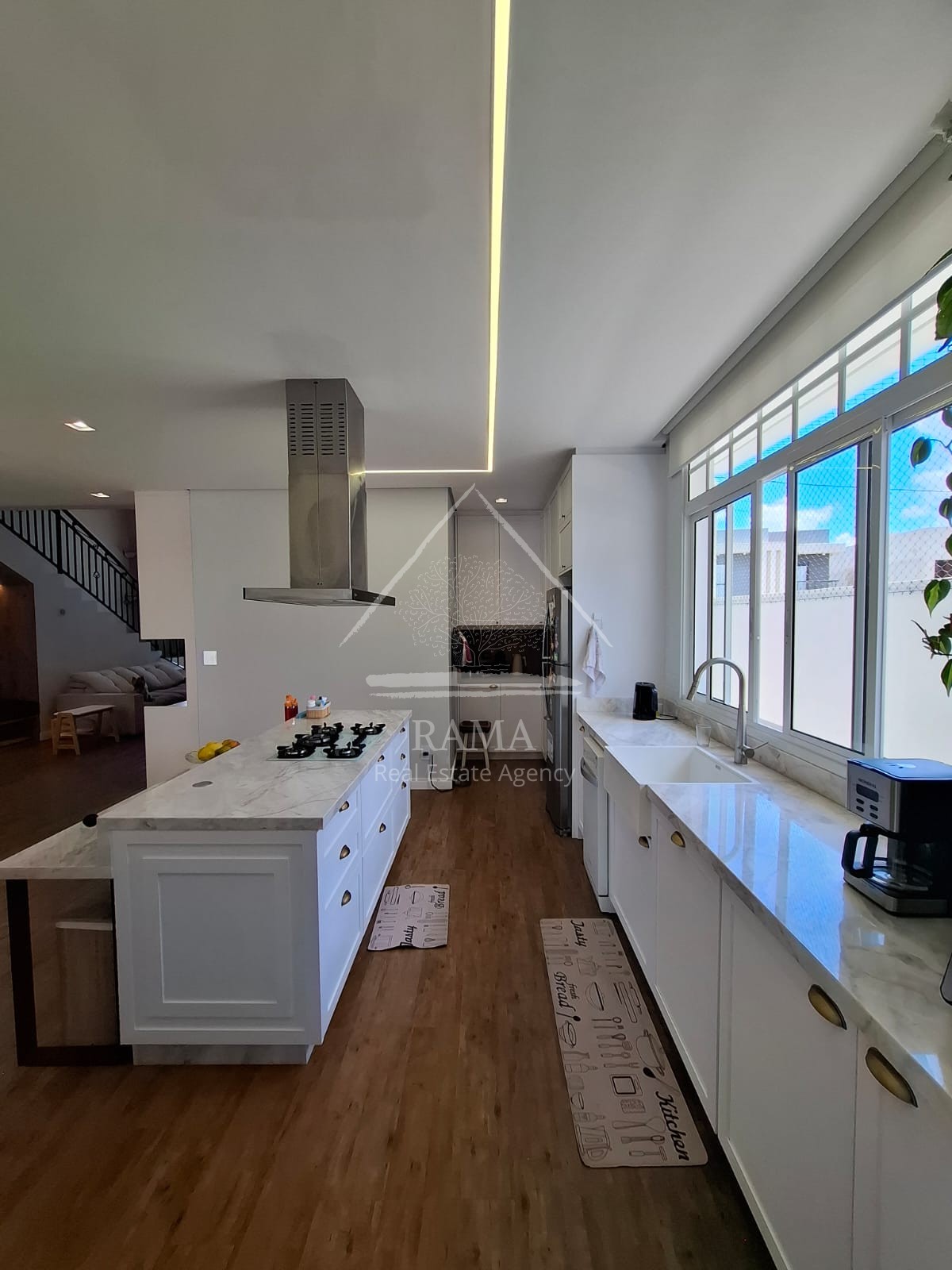 Casa planejada Condomínio apx. 180m² c/ 3 Quartos, fachada imponente e quintal..