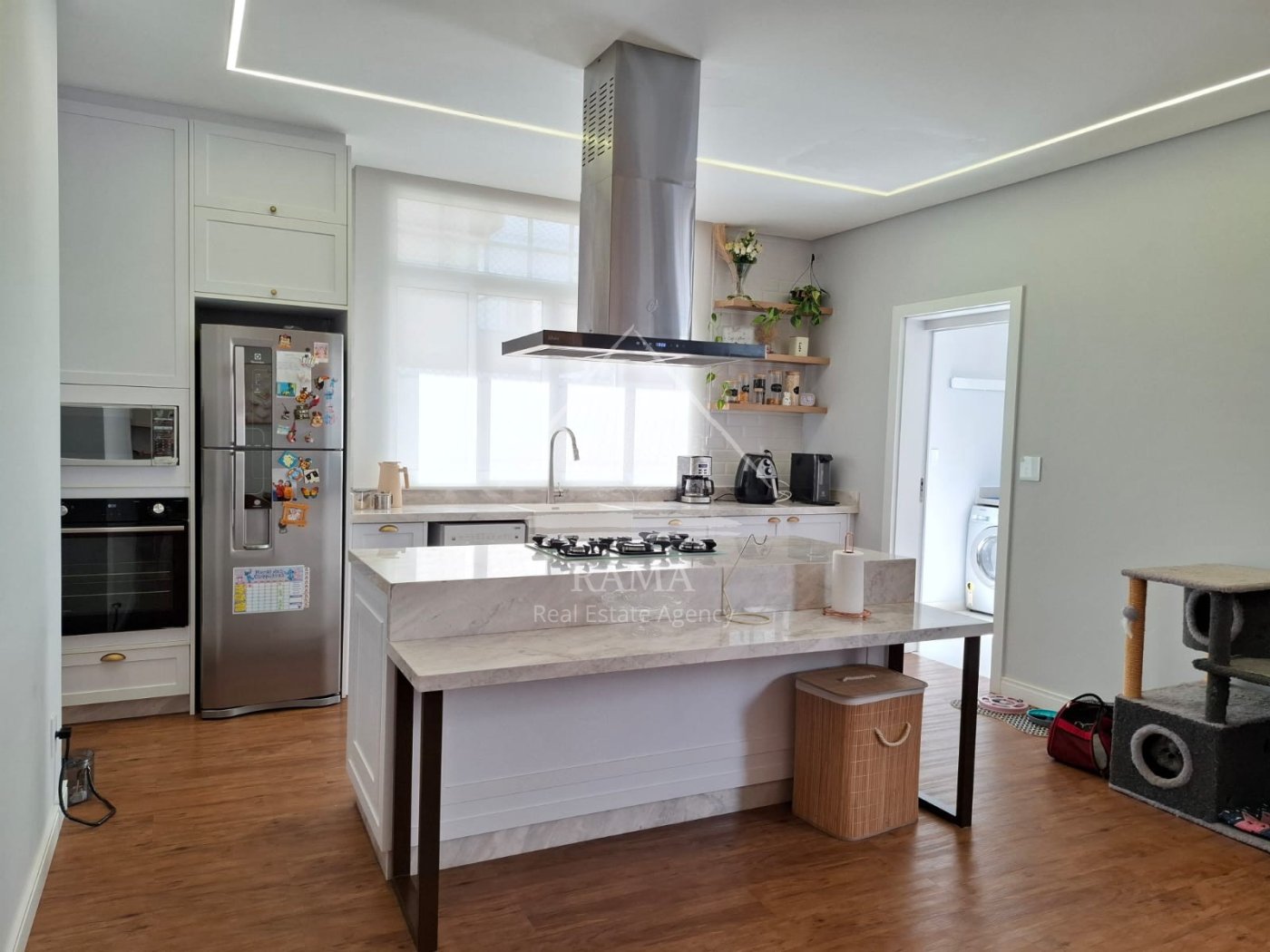 Casa planejada Condomínio apx. 180m² c/ 3 Quartos, fachada imponente e quintal..