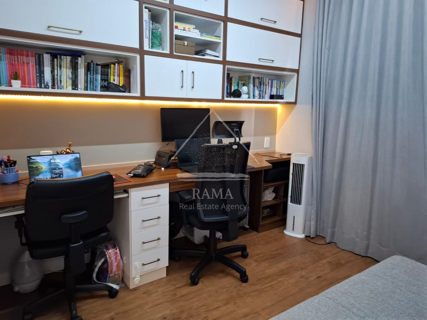 Casa planejada Condomínio apx. 180m² c/ 3 Quartos, fachada imponente e quintal..