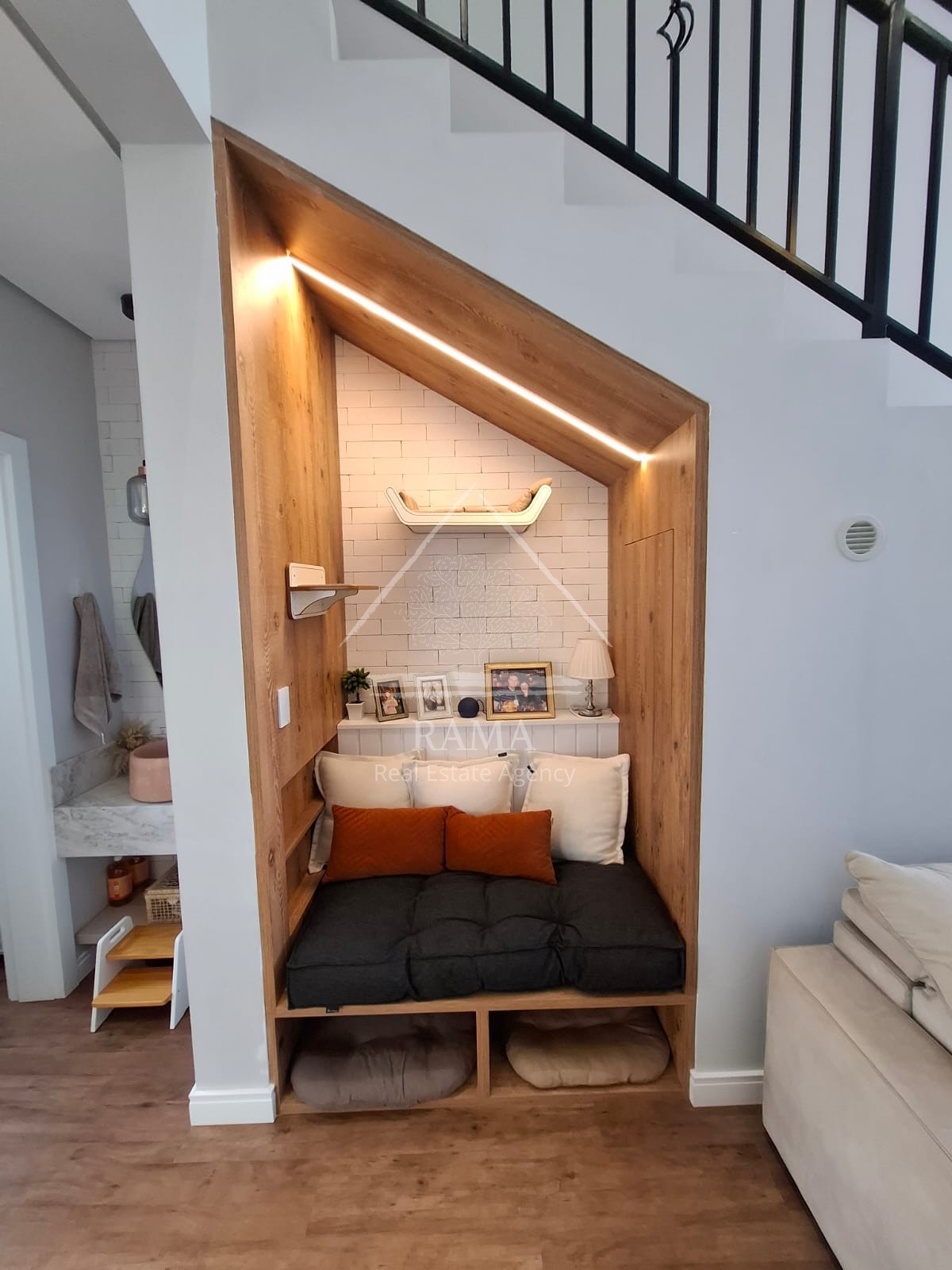 Casa planejada Condomínio apx. 180m² c/ 3 Quartos, fachada imponente e quintal..
