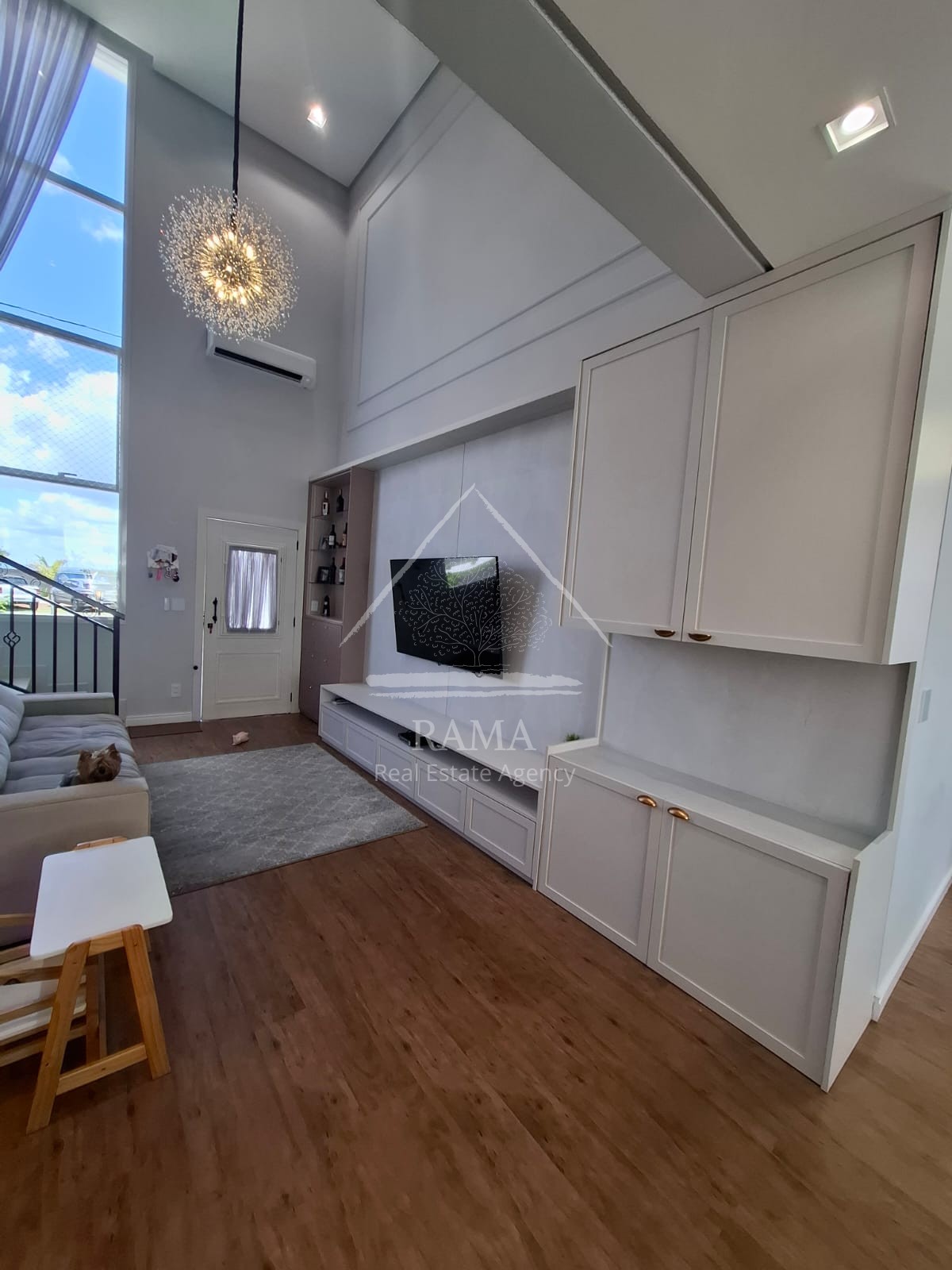 Casa planejada Condomínio apx. 180m² c/ 3 Quartos, fachada imponente e quintal..