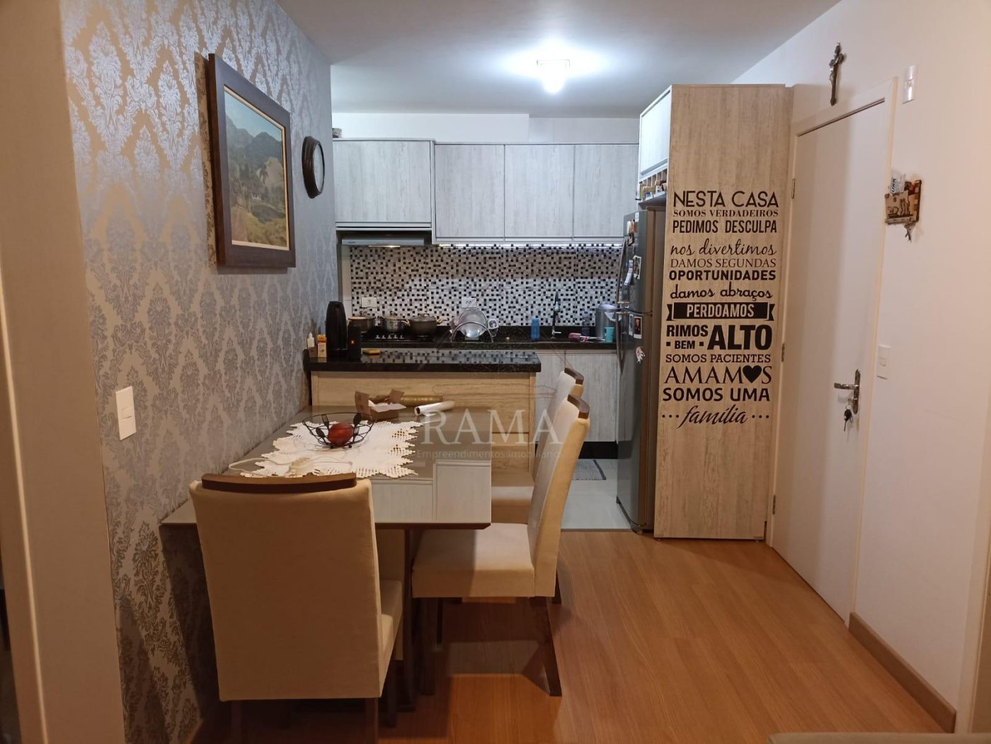 Apto semi-mobiliado no Cond. Resid. Campo Alegre 3Q + Garagem + Lazer