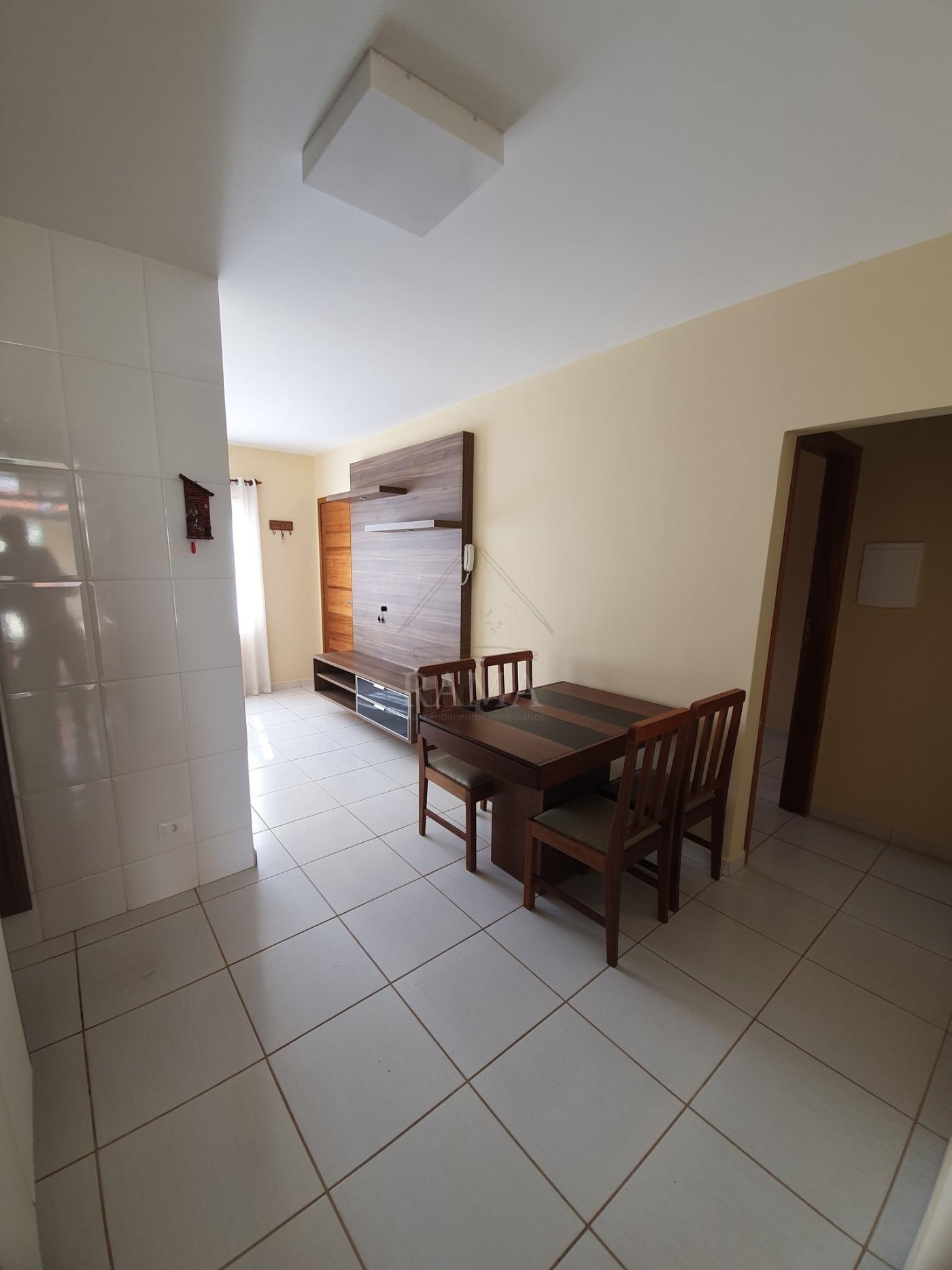 Casa aprox. 110m² com 3 Quartos, Suíte, 2 vagas e quintal no Jd. Carvalho!