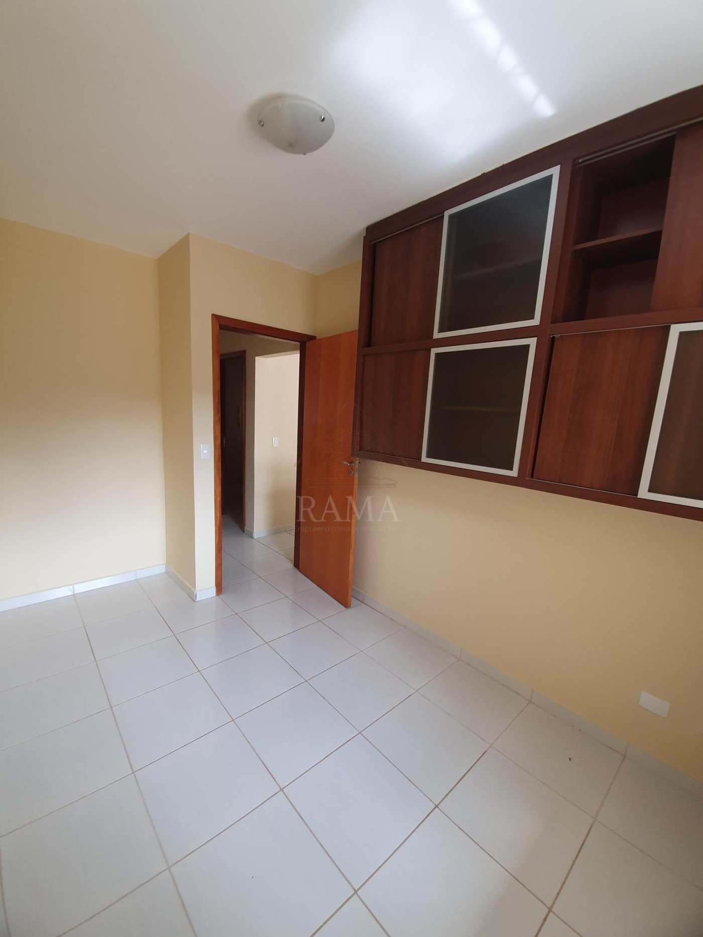 Casa aprox. 110m² com 3 Quartos, Suíte, 2 vagas e quintal no Jd. Carvalho!