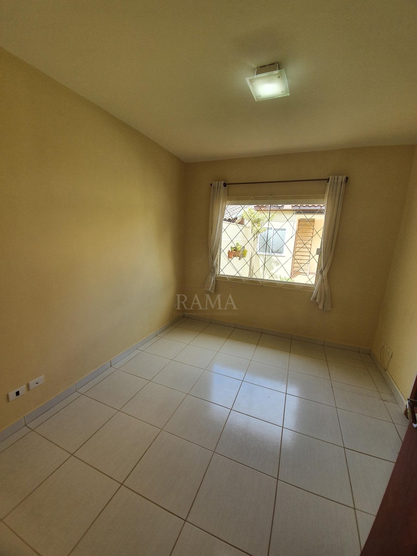 Casa aprox. 110m² com 3 Quartos, Suíte, 2 vagas e quintal no Jd. Carvalho!