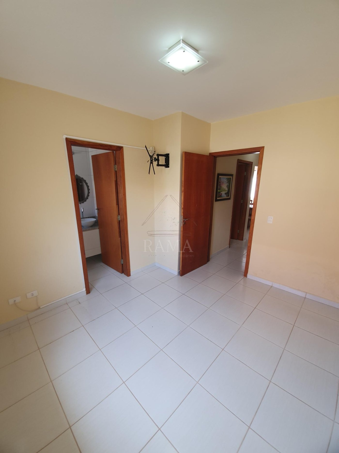 Casa aprox. 110m² com 3 Quartos, Suíte, 2 vagas e quintal no Jd. Carvalho!