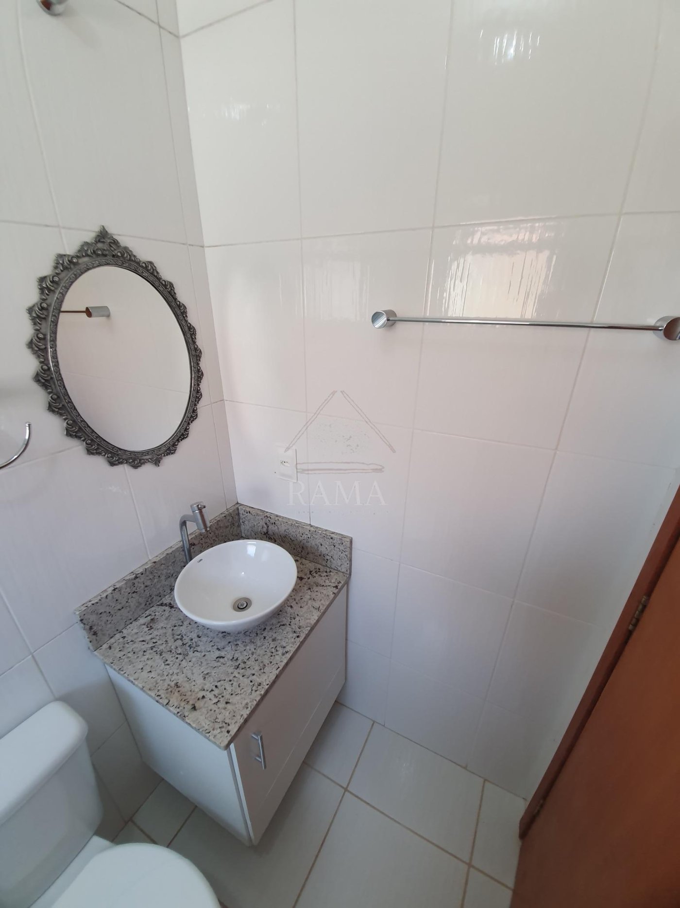 Casa aprox. 110m² com 3 Quartos, Suíte, 2 vagas e quintal no Jd. Carvalho!