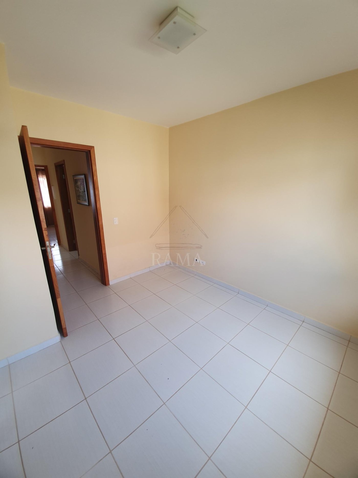 Casa aprox. 110m² com 3 Quartos, Suíte, 2 vagas e quintal no Jd. Carvalho!