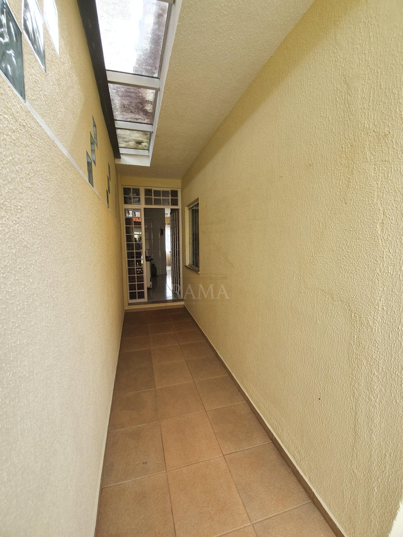 Casa aprox. 110m² com 3 Quartos, Suíte, 2 vagas e quintal no Jd. Carvalho!
