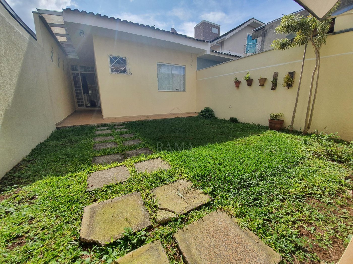 Casa aprox. 110m² com 3 Quartos, Suíte, 2 vagas e quintal no Jd. Carvalho!