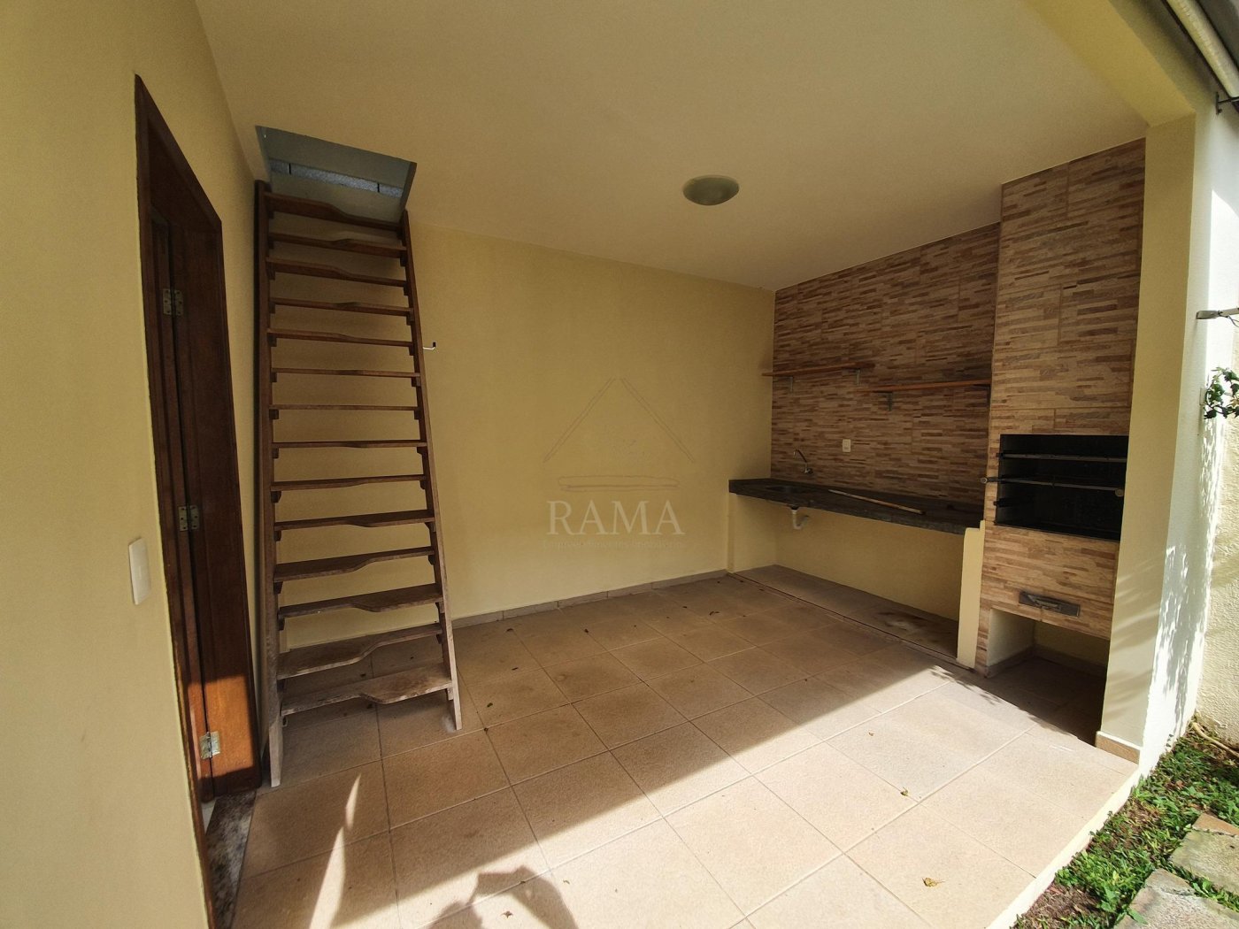 Casa aprox. 110m² com 3 Quartos, Suíte, 2 vagas e quintal no Jd. Carvalho!