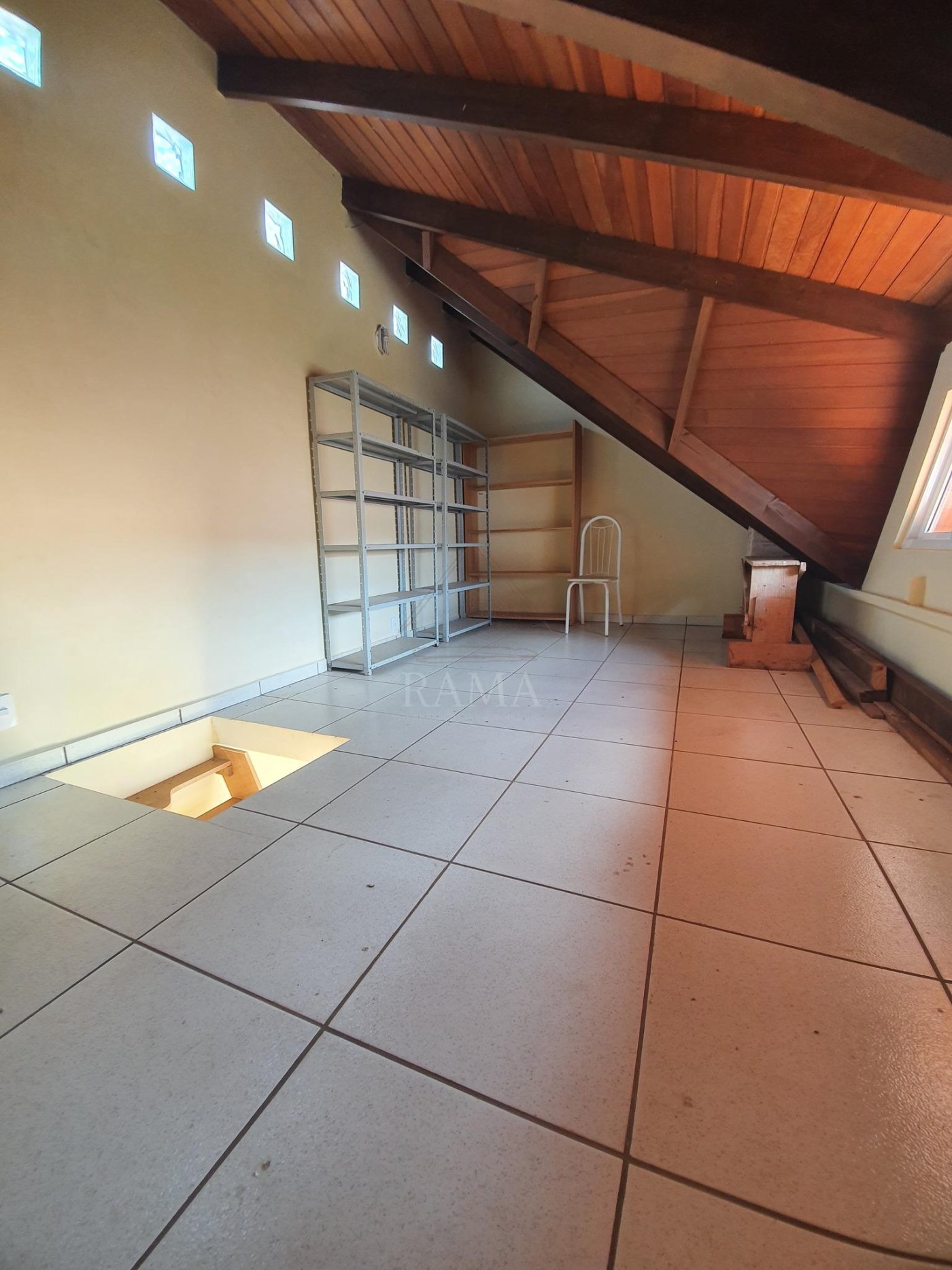 Casa aprox. 110m² com 3 Quartos, Suíte, 2 vagas e quintal no Jd. Carvalho!