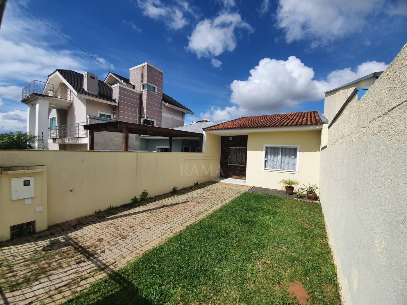 Casa aprox. 110m² com 3 Quartos, Suíte, 2 vagas e quintal no Jd. Carvalho!