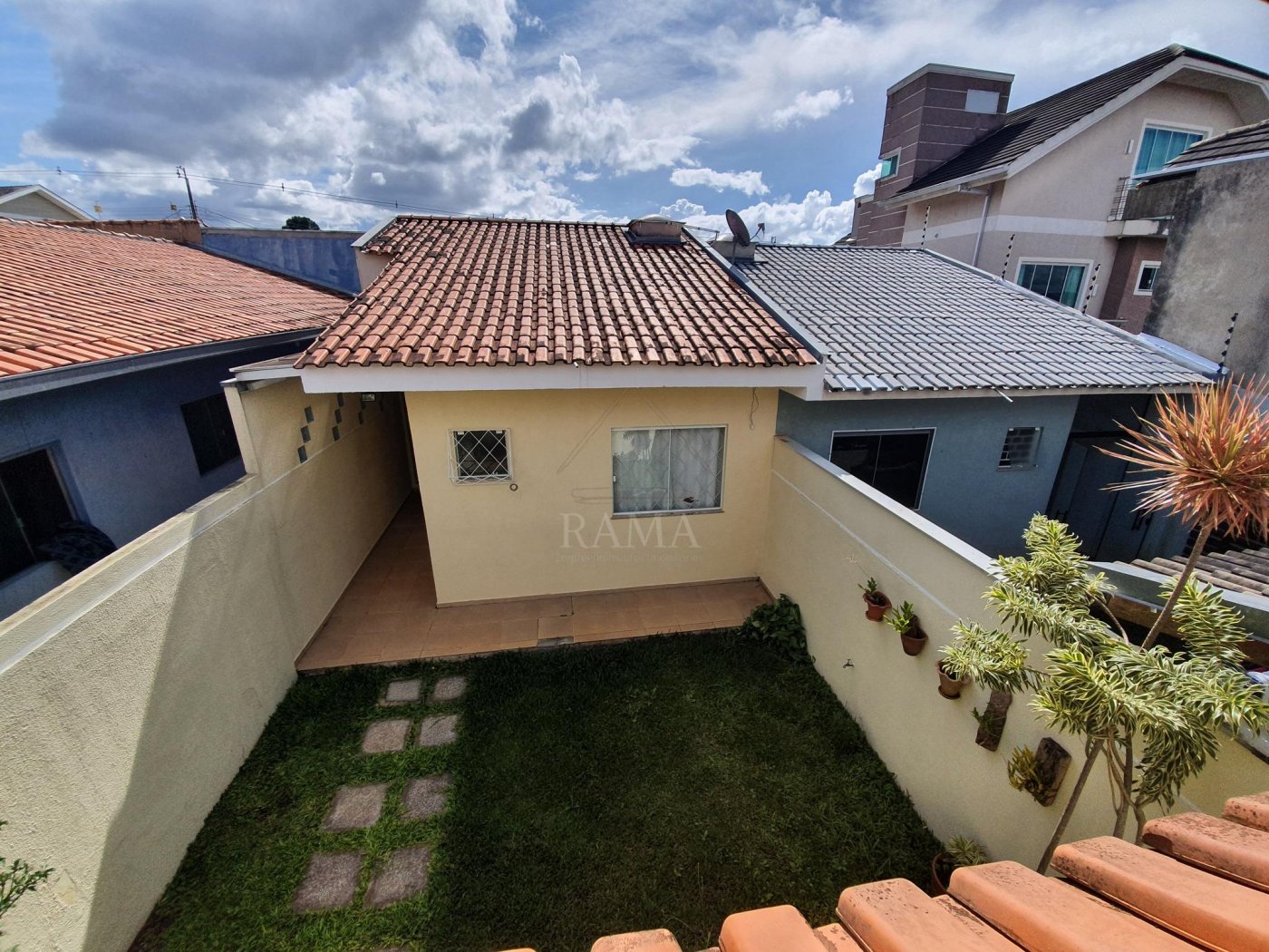 Casa aprox. 110m² com 3 Quartos, Suíte, 2 vagas e quintal no Jd. Carvalho!