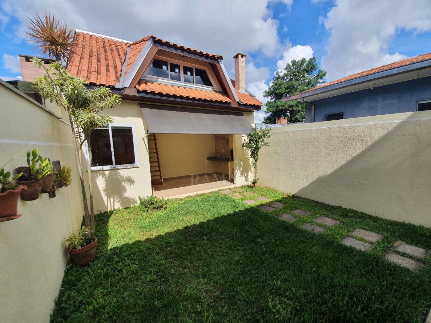 Casa aprox. 110m² com 3 Quartos, Suíte, 2 vagas e quintal no Jd. Carvalho!