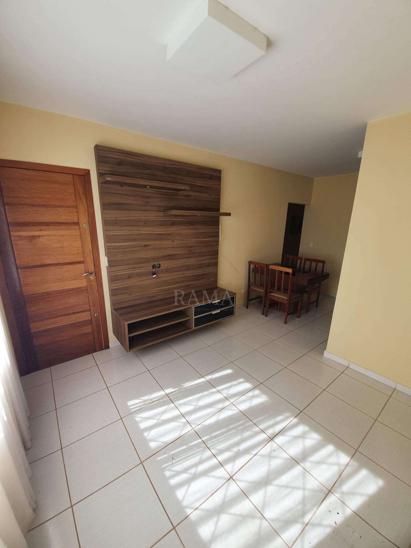 Casa aprox. 110m² com 3 Quartos, Suíte, 2 vagas e quintal no Jd. Carvalho!