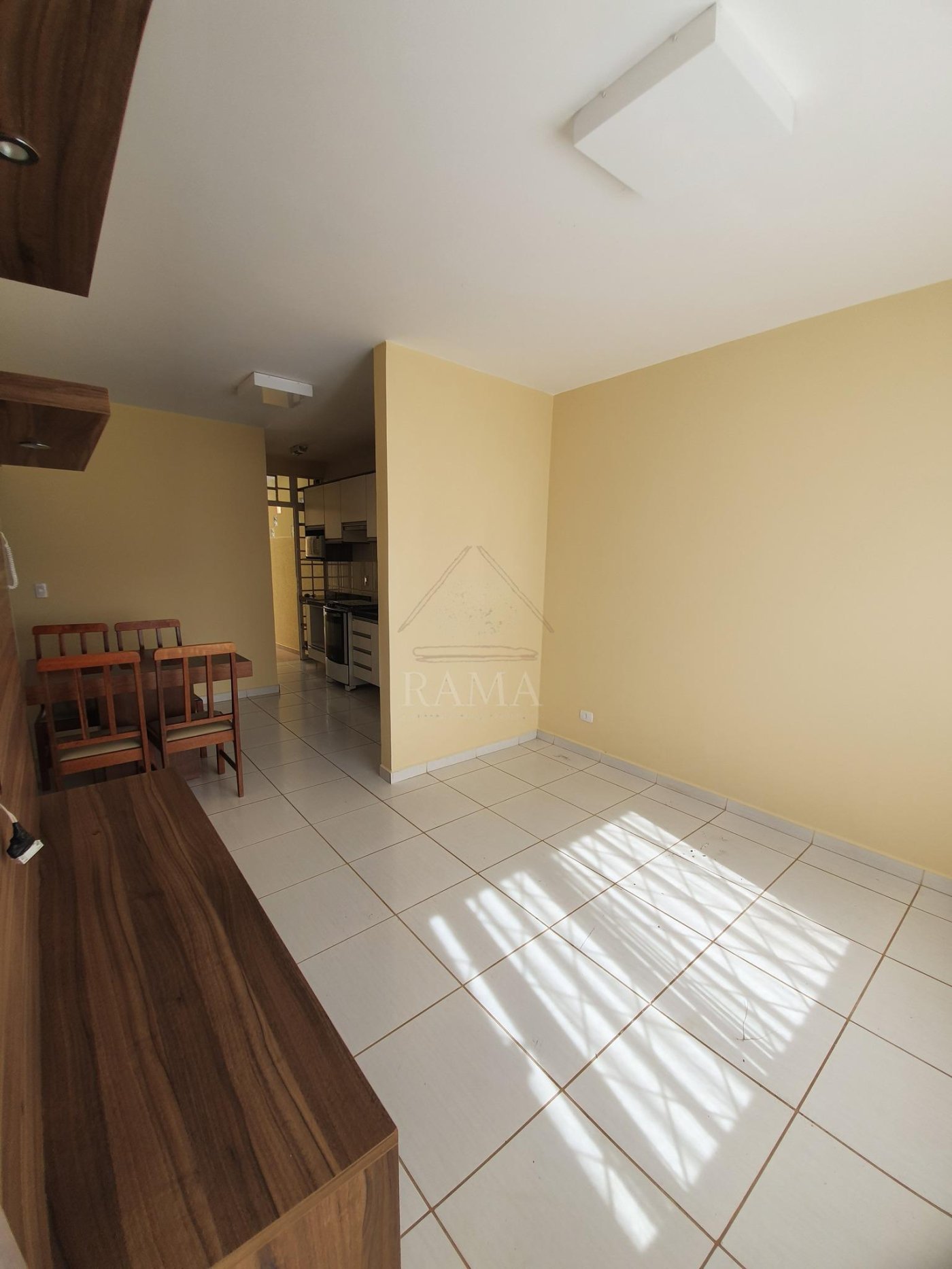 Casa aprox. 110m² com 3 Quartos, Suíte, 2 vagas e quintal no Jd. Carvalho!
