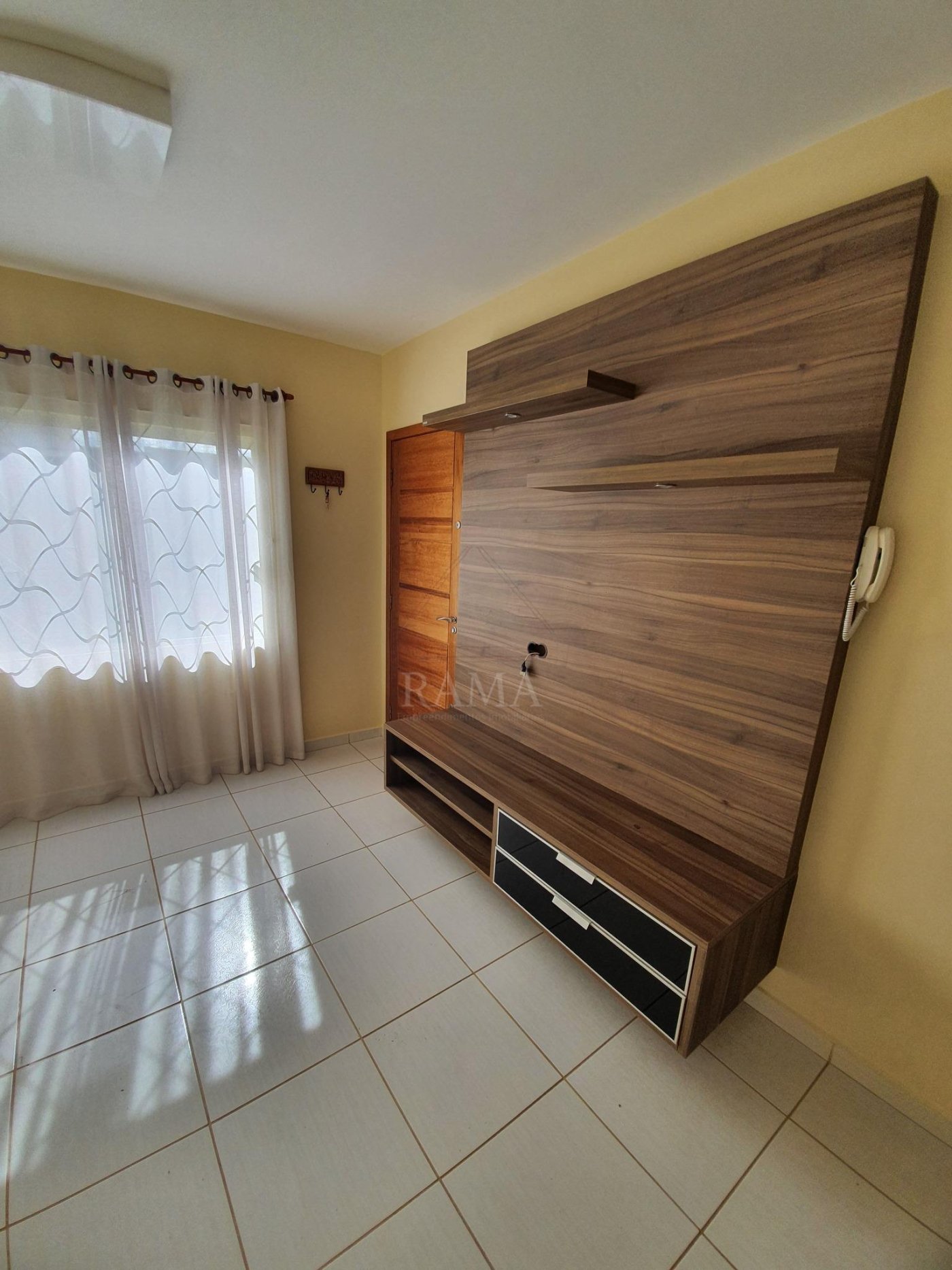 Casa aprox. 110m² com 3 Quartos, Suíte, 2 vagas e quintal no Jd. Carvalho!