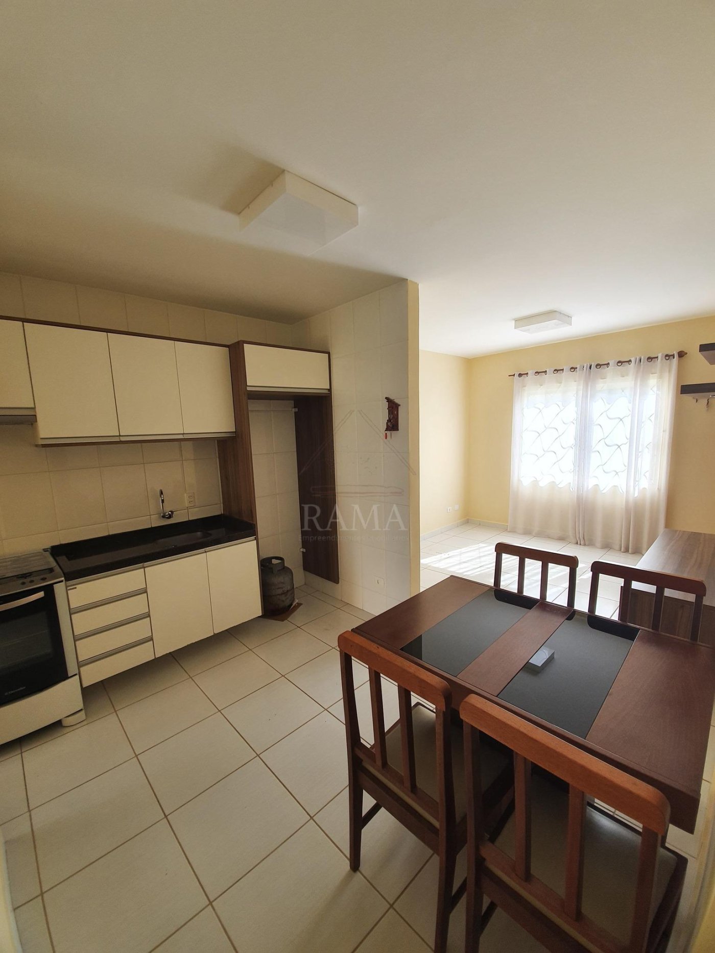Casa aprox. 110m² com 3 Quartos, Suíte, 2 vagas e quintal no Jd. Carvalho!