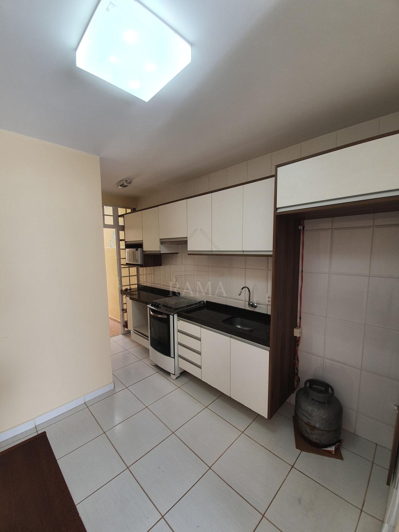 Casa aprox. 110m² com 3 Quartos, Suíte, 2 vagas e quintal no Jd. Carvalho!