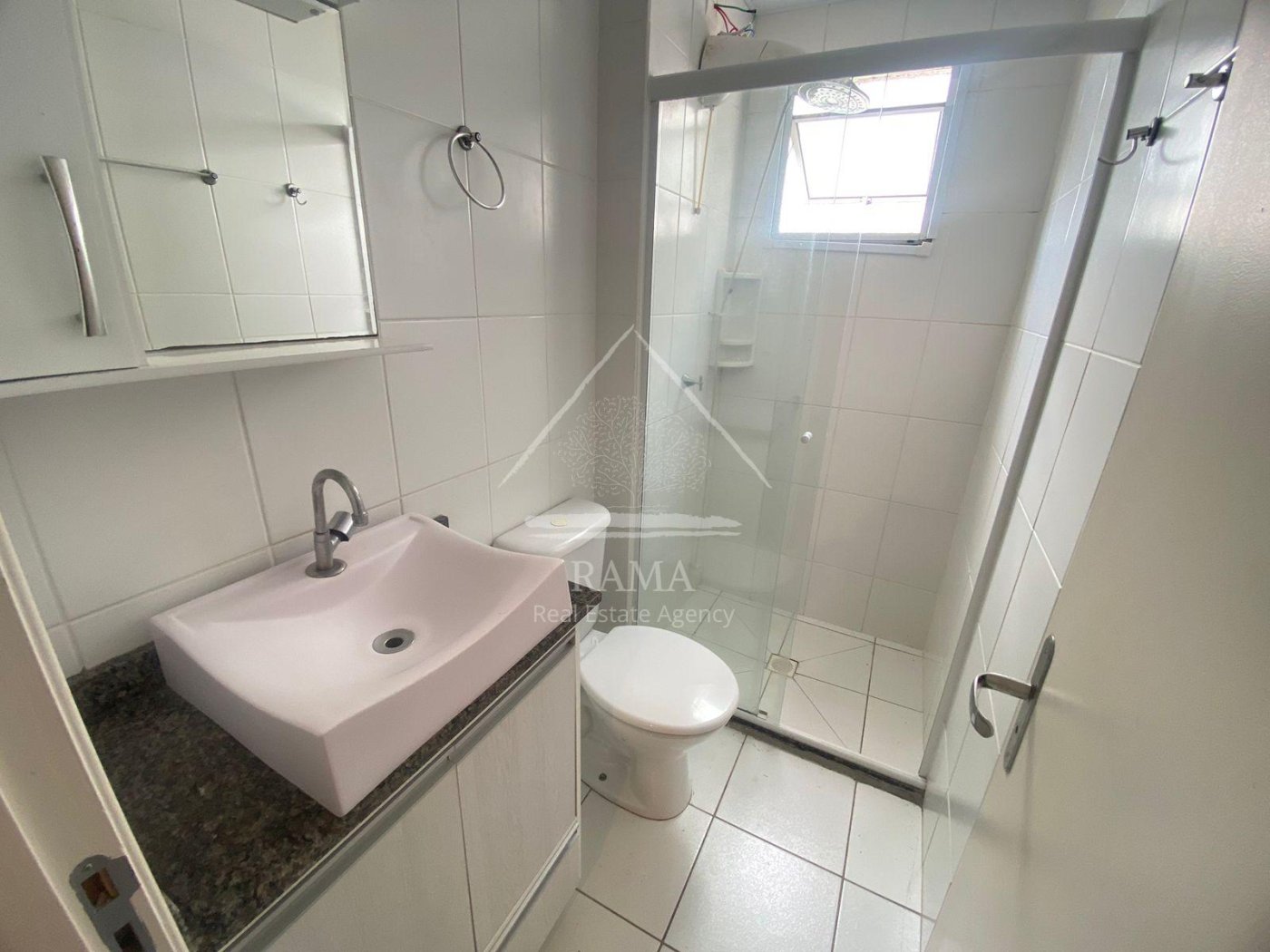 Apto semi-mobiliado no Condomínio Campo Alegre com 3 Quartos e completa área de Lazer